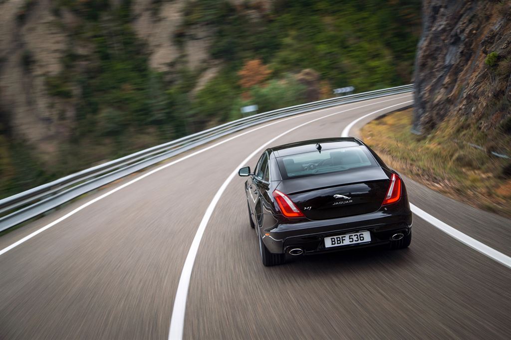 De Jaguar XJ facelift werd medio 2015 voorgesteld. Inmiddels weten we de prijzen en de uitvoeringen, voordat het model in januari 2016 de dealers aan doet.
