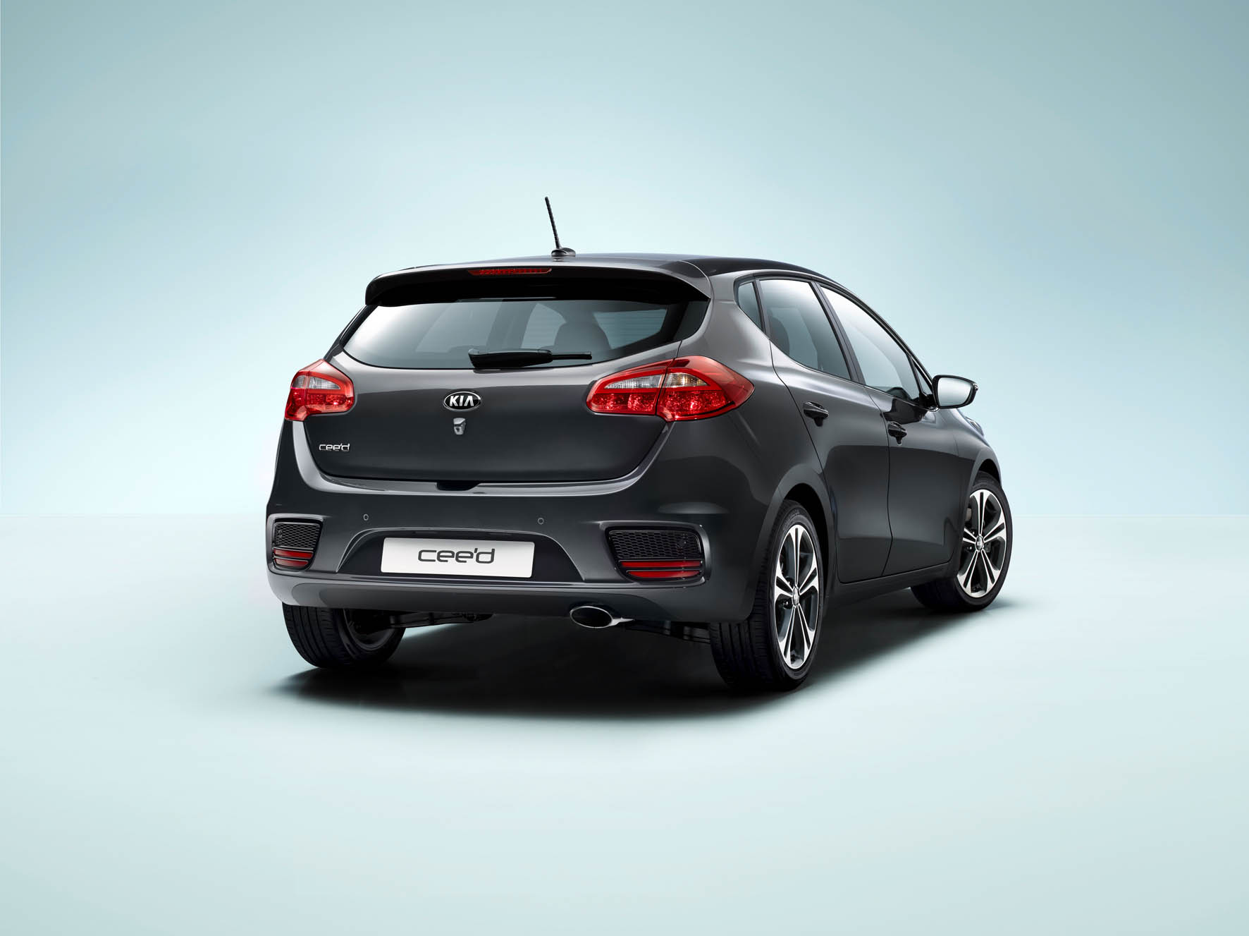 De vernieuwde Kia cee'd staat nu in de showroom en komt in september op de markt als GT-Line en 1.0 T-GDI.