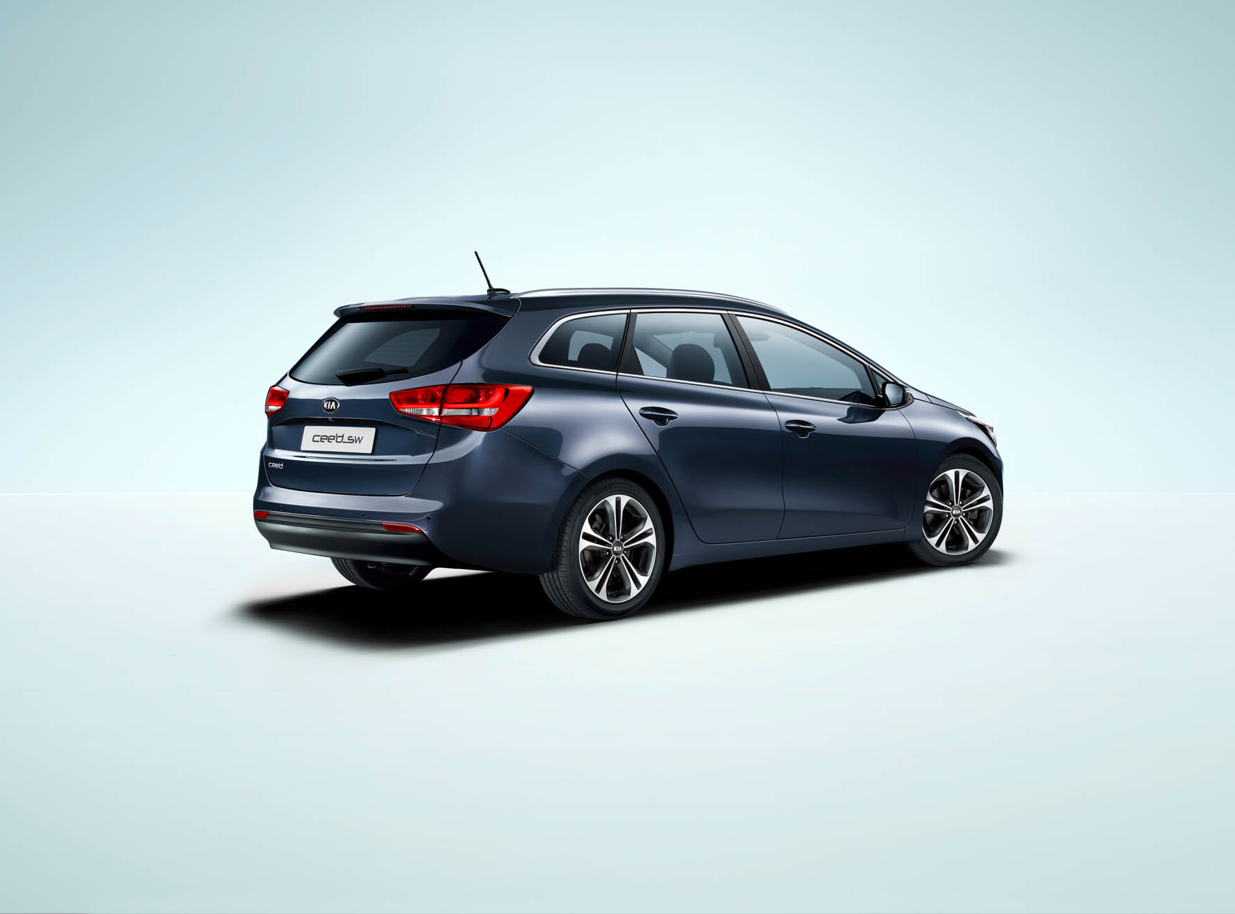 De vernieuwde Kia cee'd staat nu in de showroom en komt in september op de markt als GT-Line en 1.0 T-GDI.