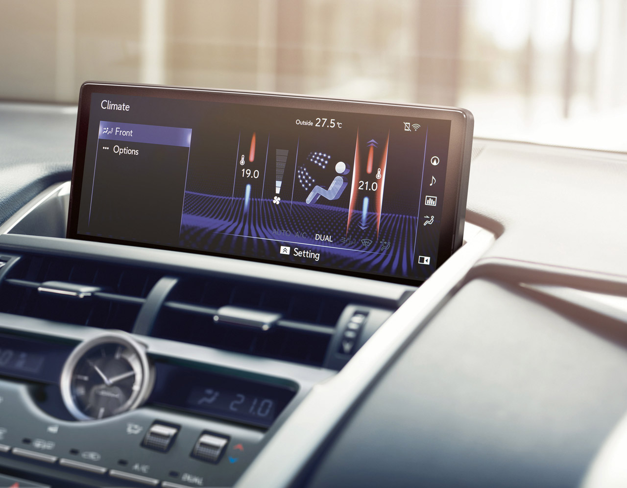 De vernieuwde Lexus CT 200h en NX 300h zijn inmiddels verkrijgbaar.