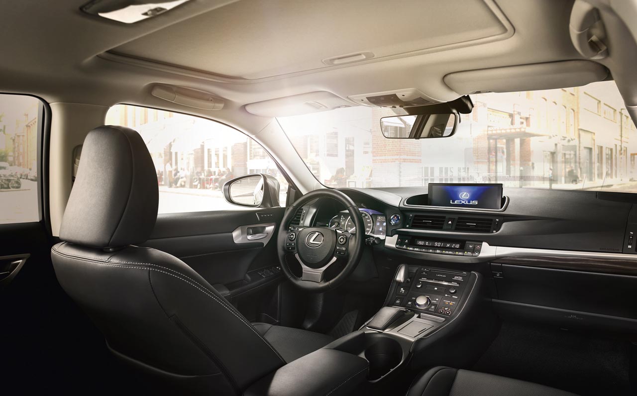 De vernieuwde Lexus CT 200h en NX 300h zijn inmiddels verkrijgbaar.