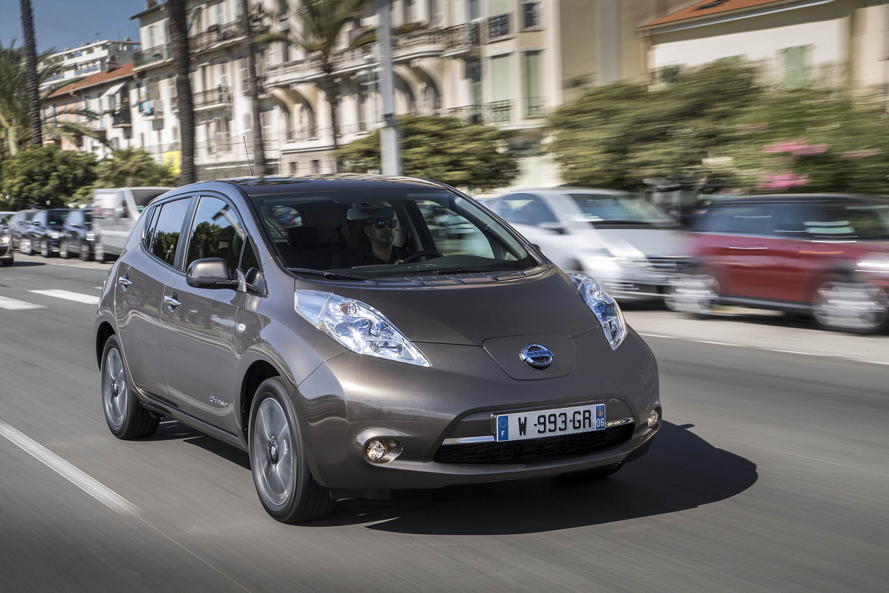 De Nissan LEAF wordt in 2016 met grotere actieradius geleverd. Kopers krijgen meer services zoals gratis snelladen en een onderhoudsabonnement.