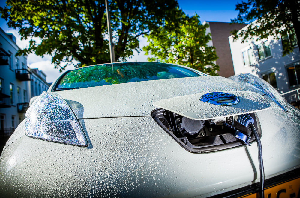 De Nissan LEAF wordt in 2016 met grotere actieradius geleverd. Kopers krijgen meer services zoals gratis snelladen en een onderhoudsabonnement.