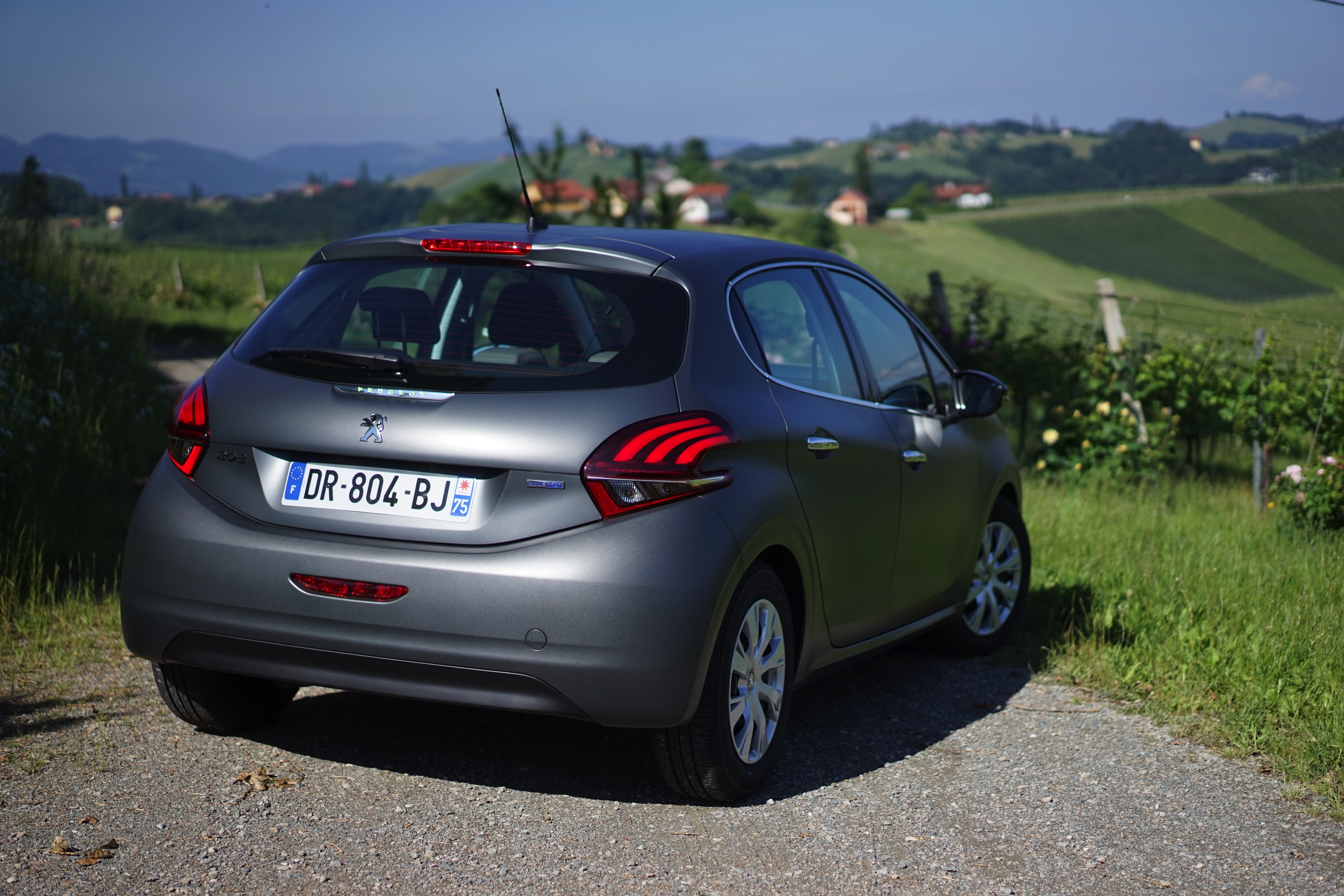 Uiterlijk zijn de verschillen minimaal, maar toch is de Peugeot 208 een leukere auto dan dat hij was, ontdekten we in Oostenrijk. Autotest!