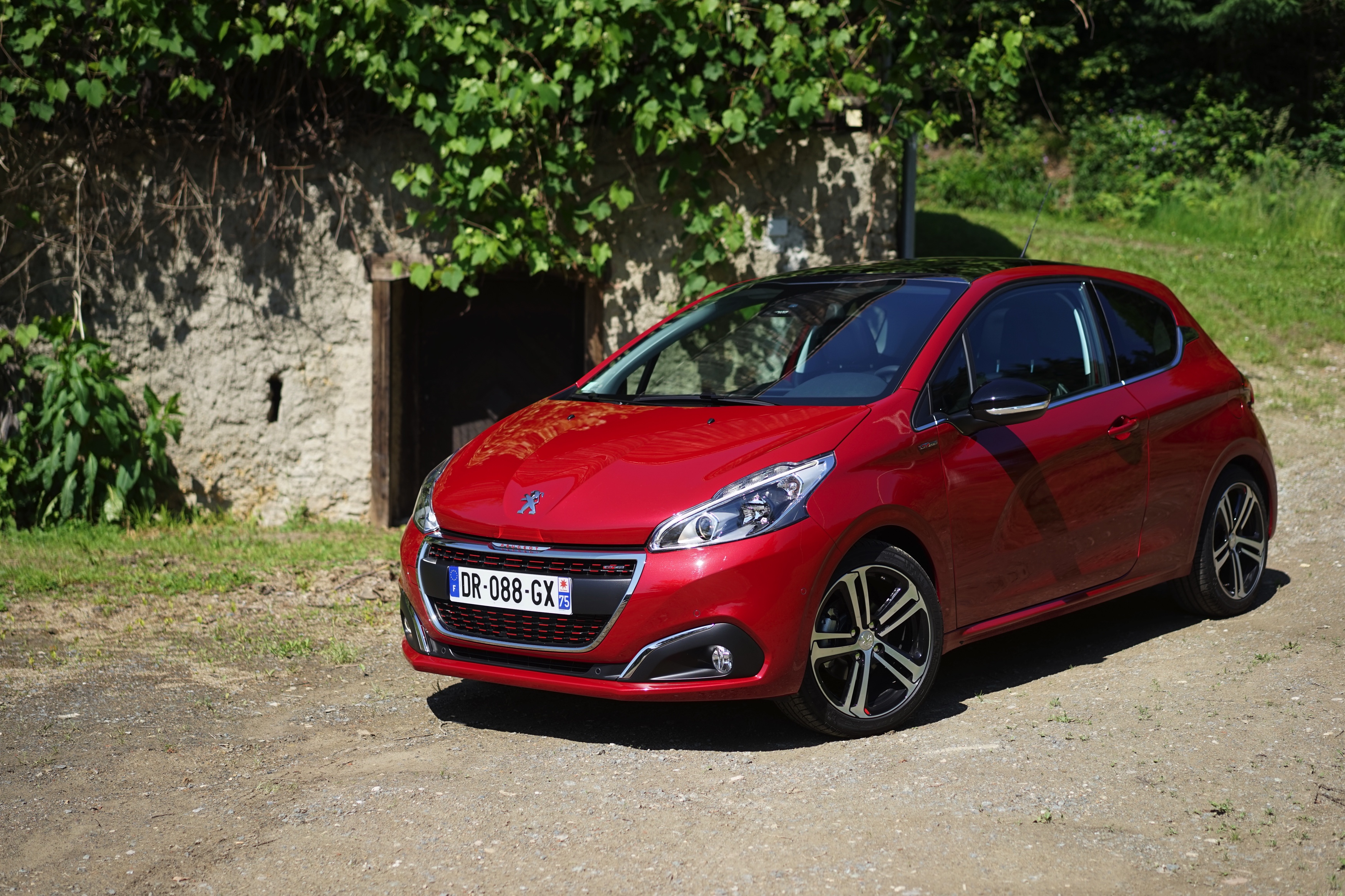 Uiterlijk zijn de verschillen minimaal, maar toch is de Peugeot 208 een leukere auto dan dat hij was, ontdekten we in Oostenrijk. Autotest!