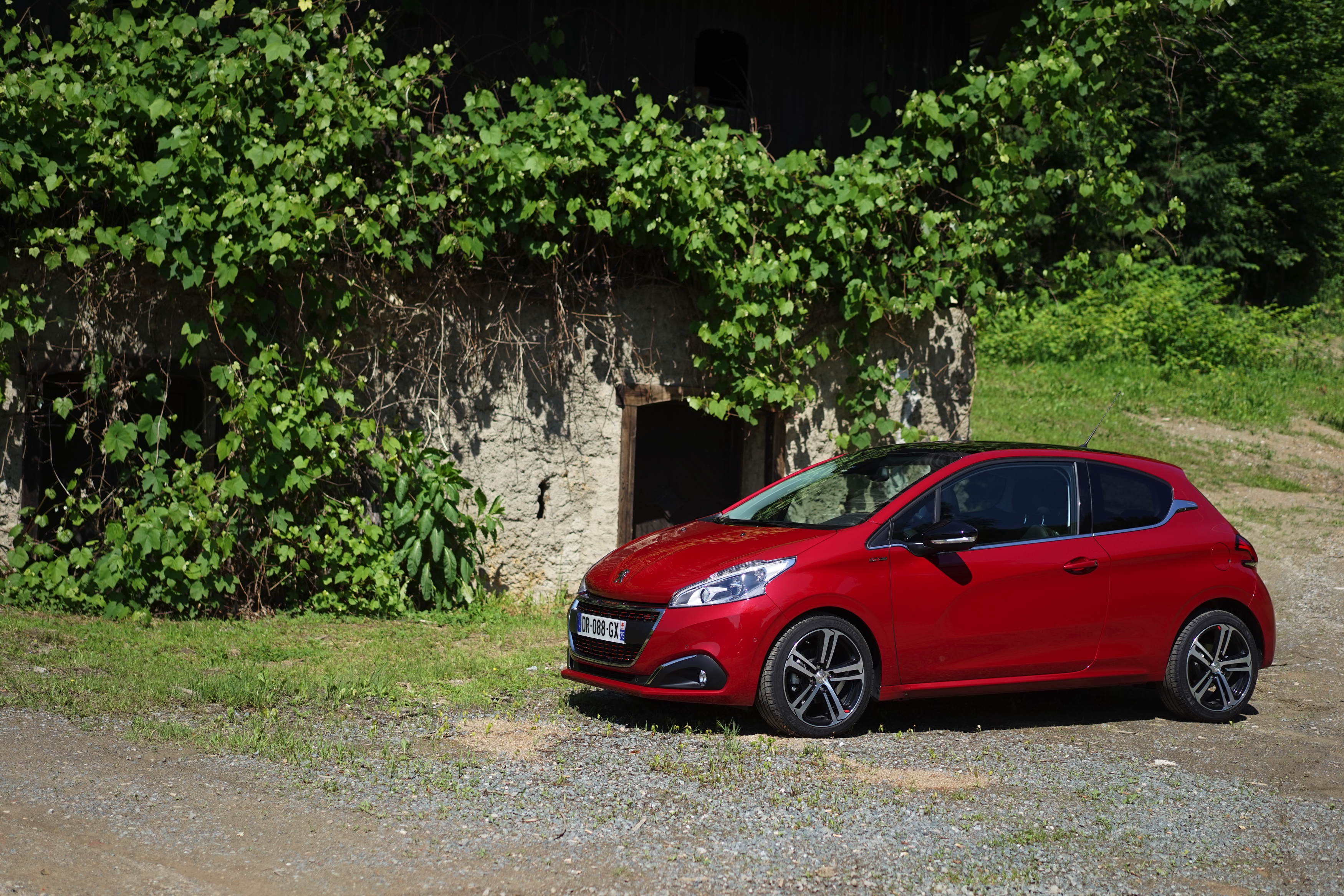 Uiterlijk zijn de verschillen minimaal, maar toch is de Peugeot 208 een leukere auto dan dat hij was, ontdekten we in Oostenrijk. Autotest!