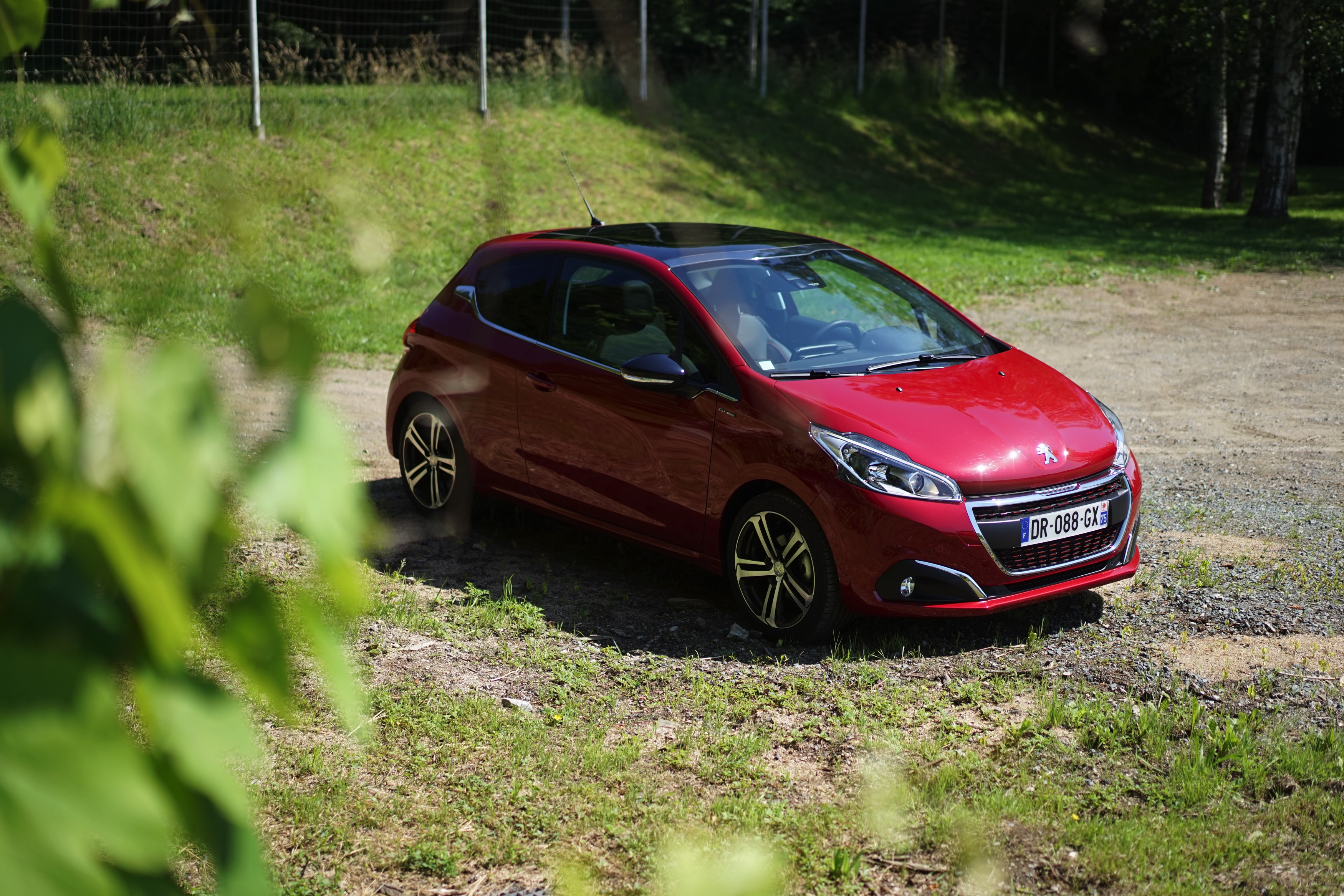 Uiterlijk zijn de verschillen minimaal, maar toch is de Peugeot 208 een leukere auto dan dat hij was, ontdekten we in Oostenrijk. Autotest!