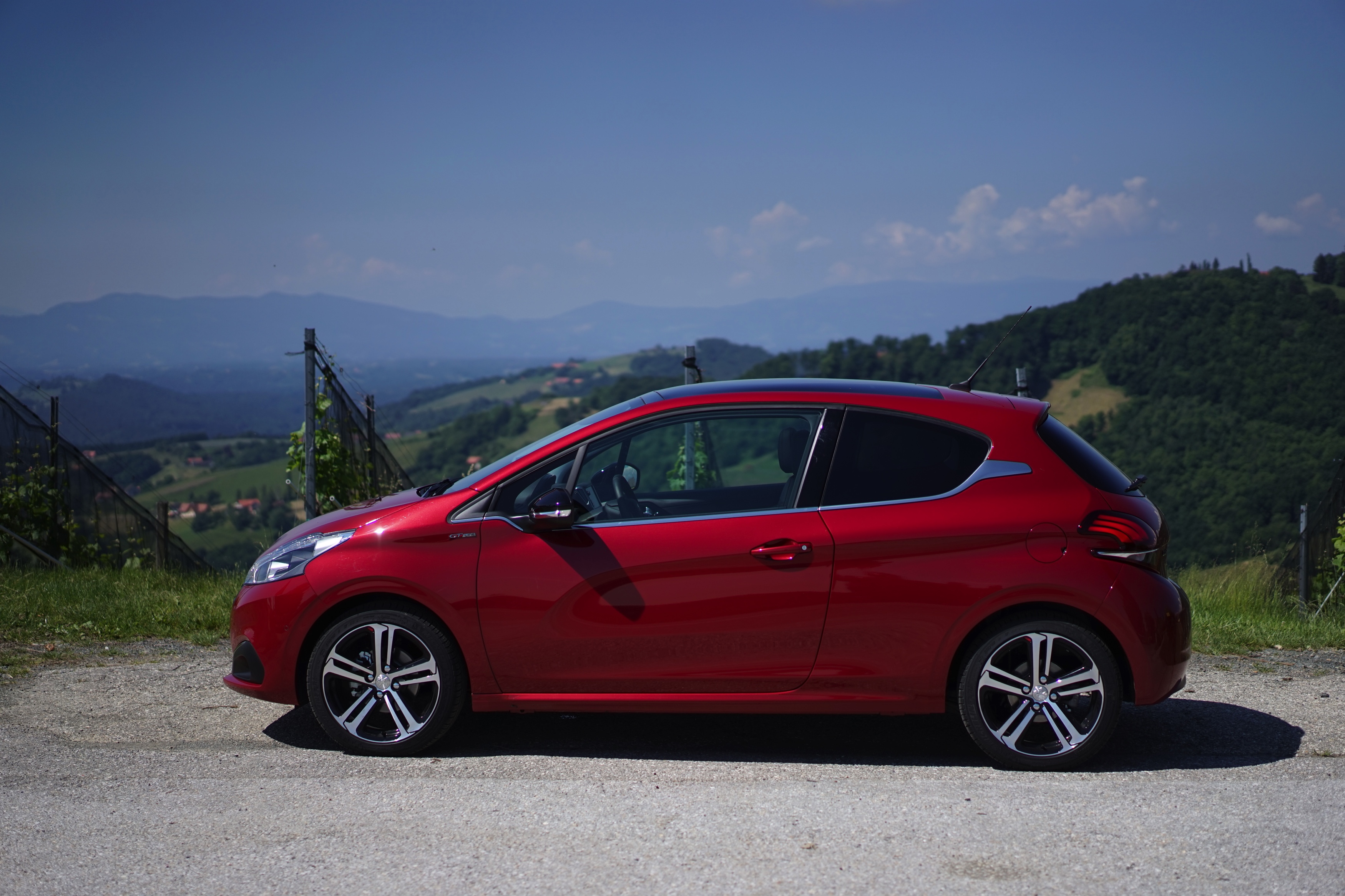 Uiterlijk zijn de verschillen minimaal, maar toch is de Peugeot 208 een leukere auto dan dat hij was, ontdekten we in Oostenrijk. Autotest!