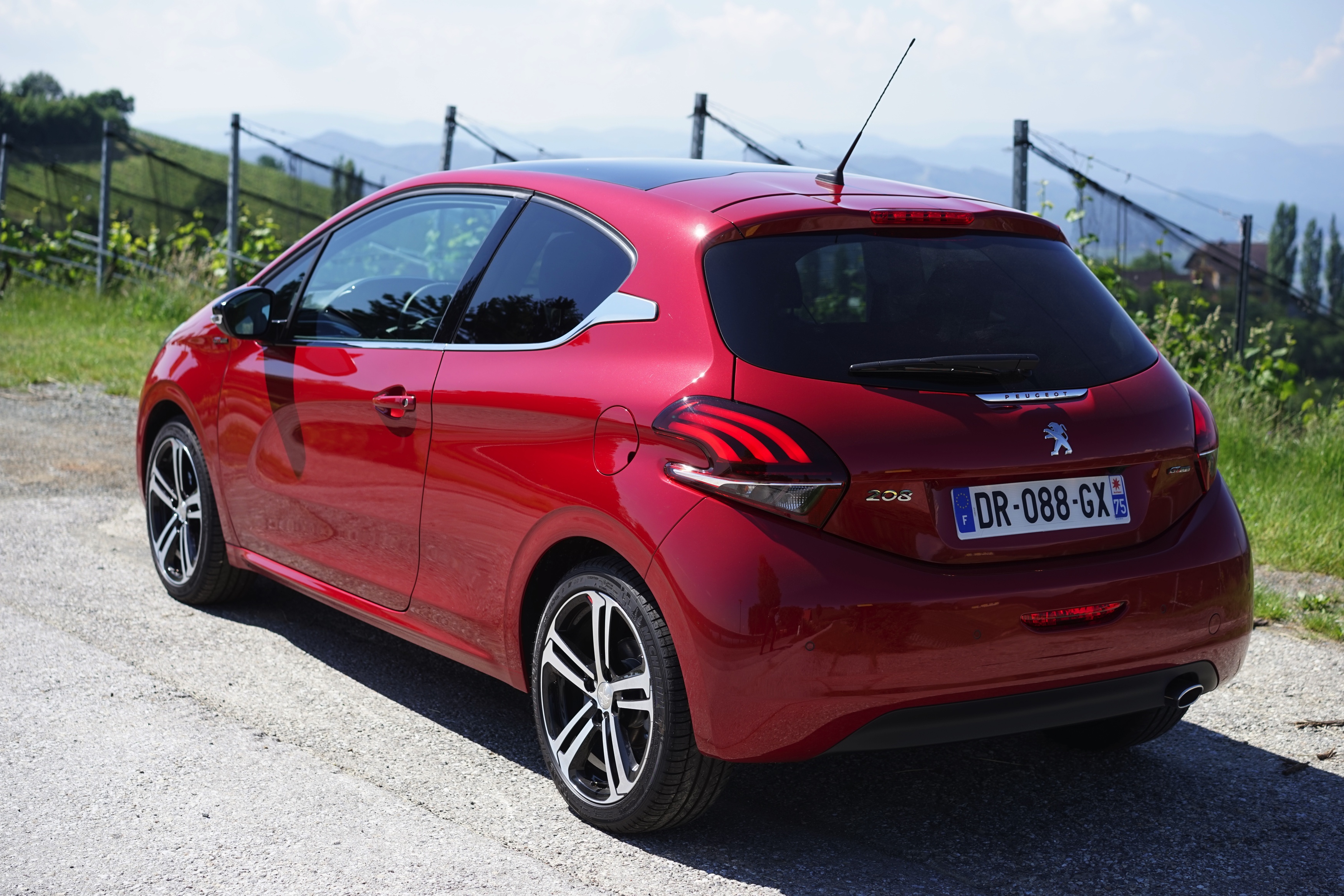 Uiterlijk zijn de verschillen minimaal, maar toch is de Peugeot 208 een leukere auto dan dat hij was, ontdekten we in Oostenrijk. Autotest!