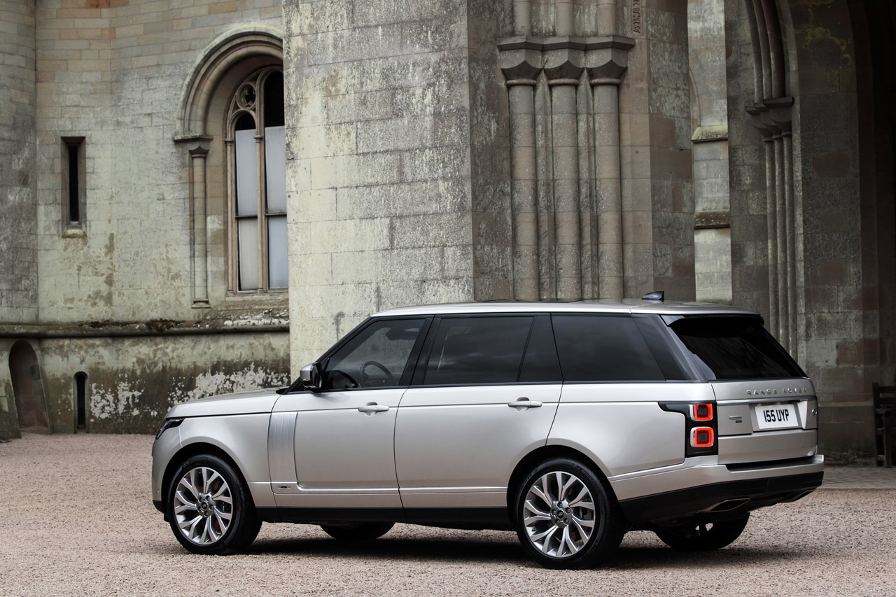 Range Rover facelift zijn grootste model en brengt dit type nu ook als plug-in hybrid.