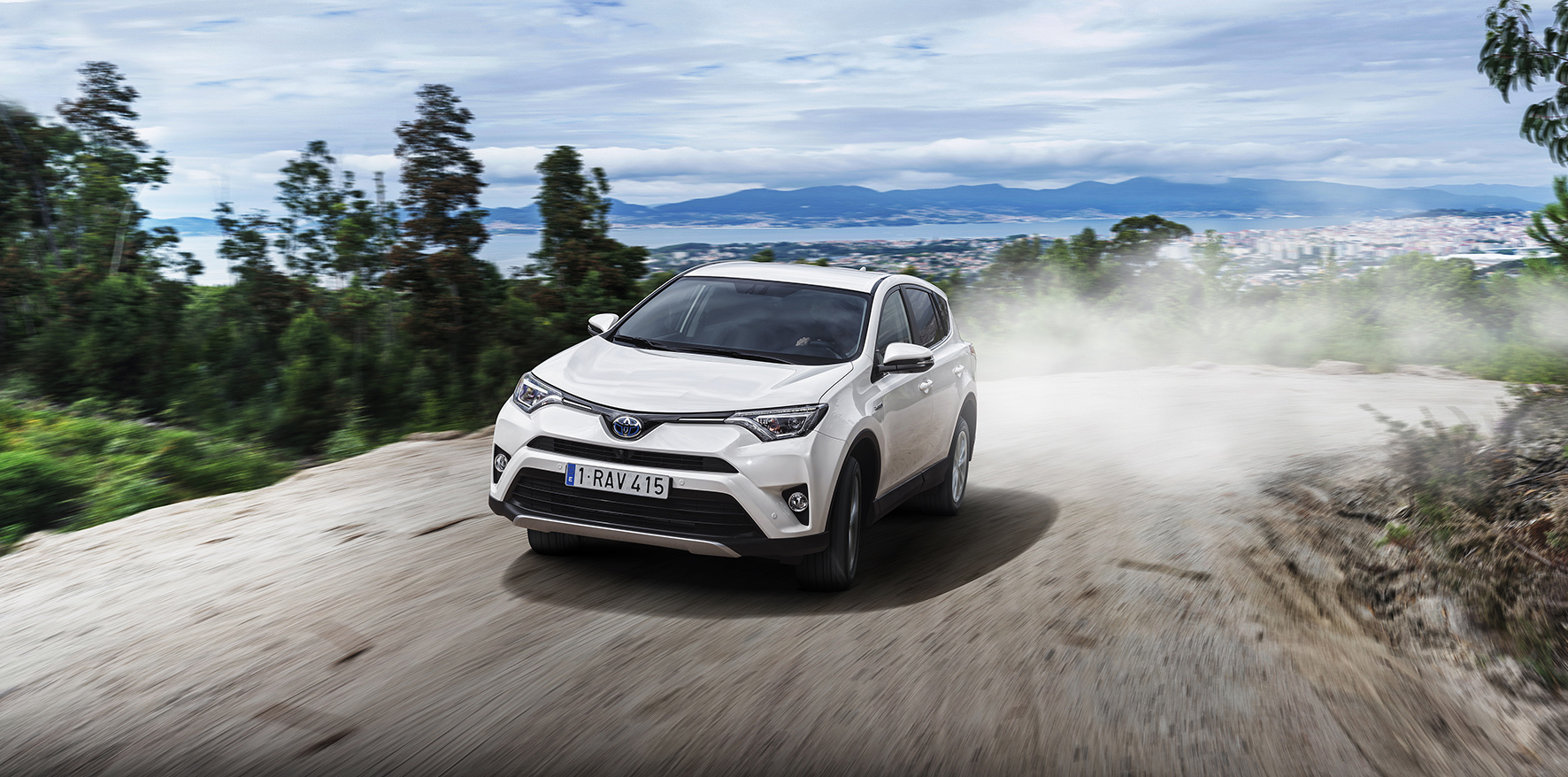 Toyota introduceert de RAV4 Hybrid begin 2016. De autotest laat nog heel even op zich wachten maar we hebben al wel alle prijzen.
