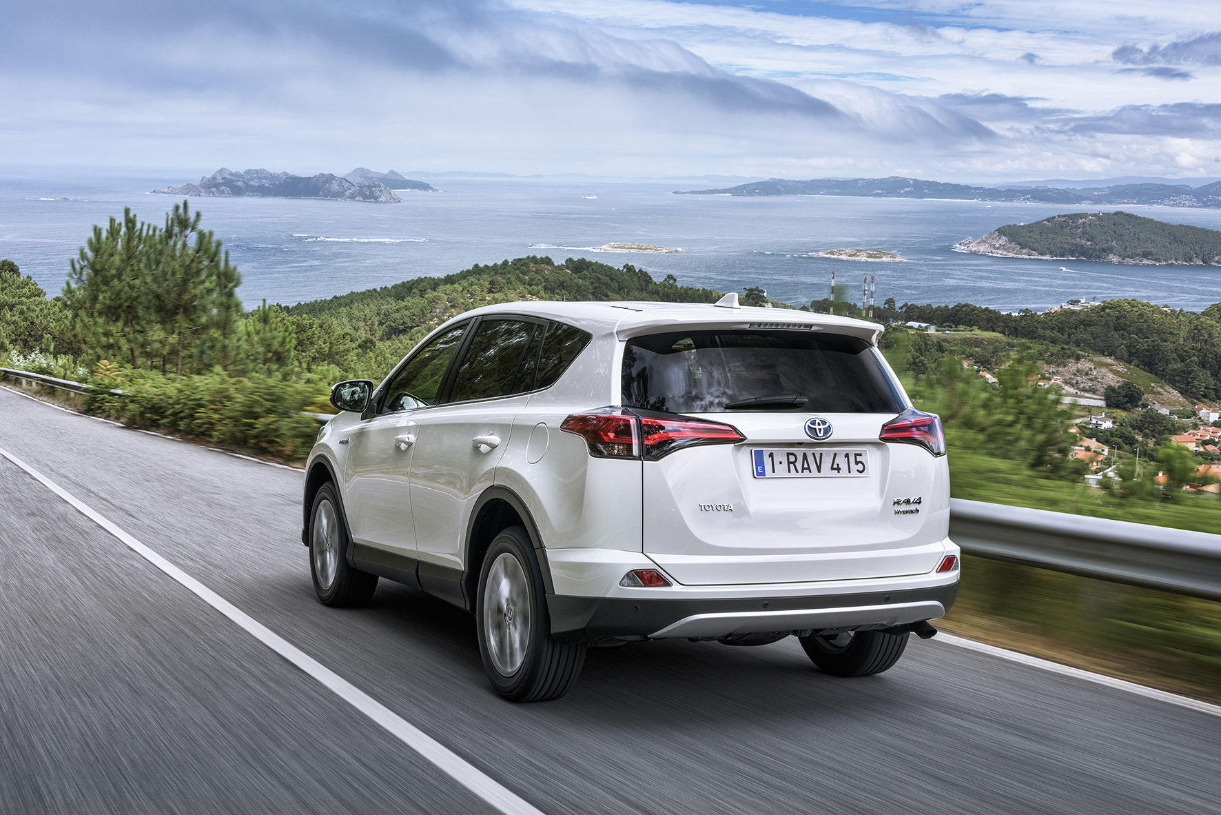 Toyota introduceert de RAV4 Hybrid begin 2016. De autotest laat nog heel even op zich wachten maar we hebben al wel alle prijzen.