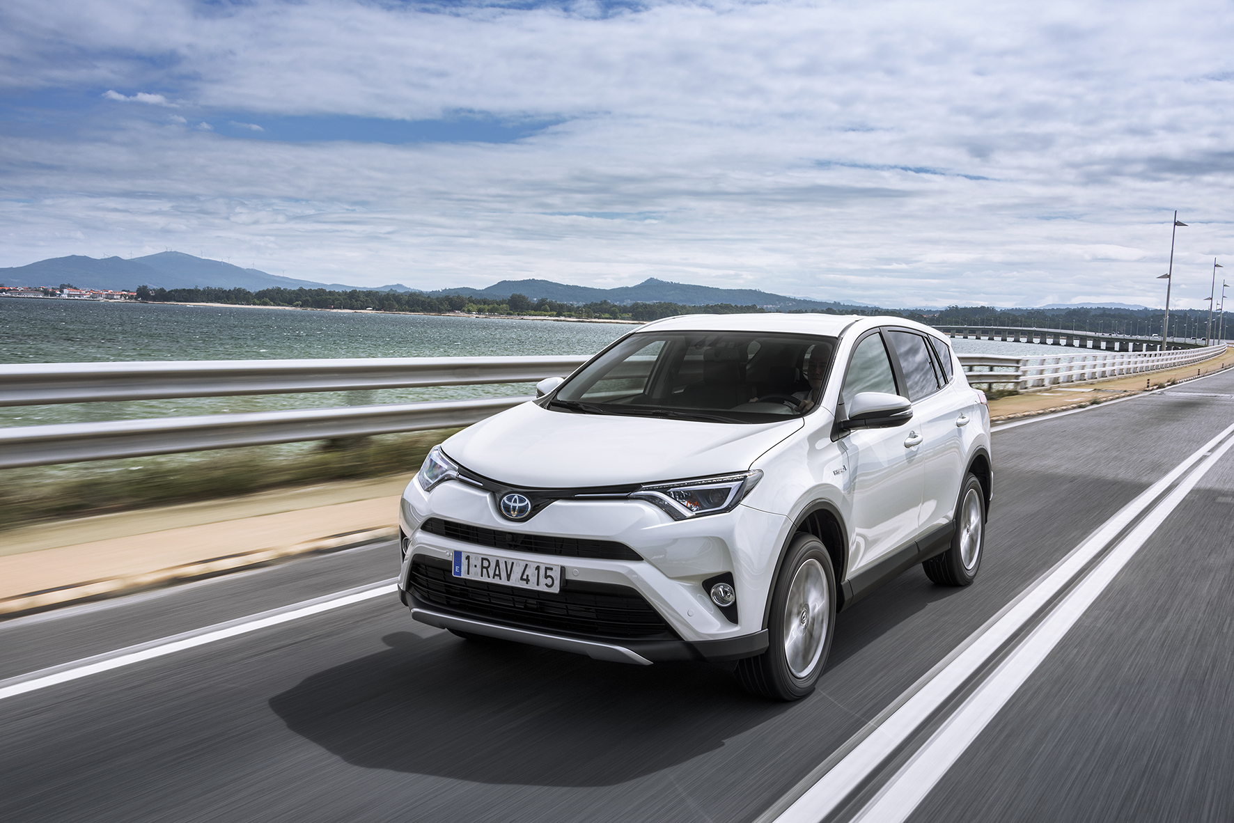 Toyota introduceert de RAV4 Hybrid begin 2016. De autotest laat nog heel even op zich wachten maar we hebben al wel alle prijzen.