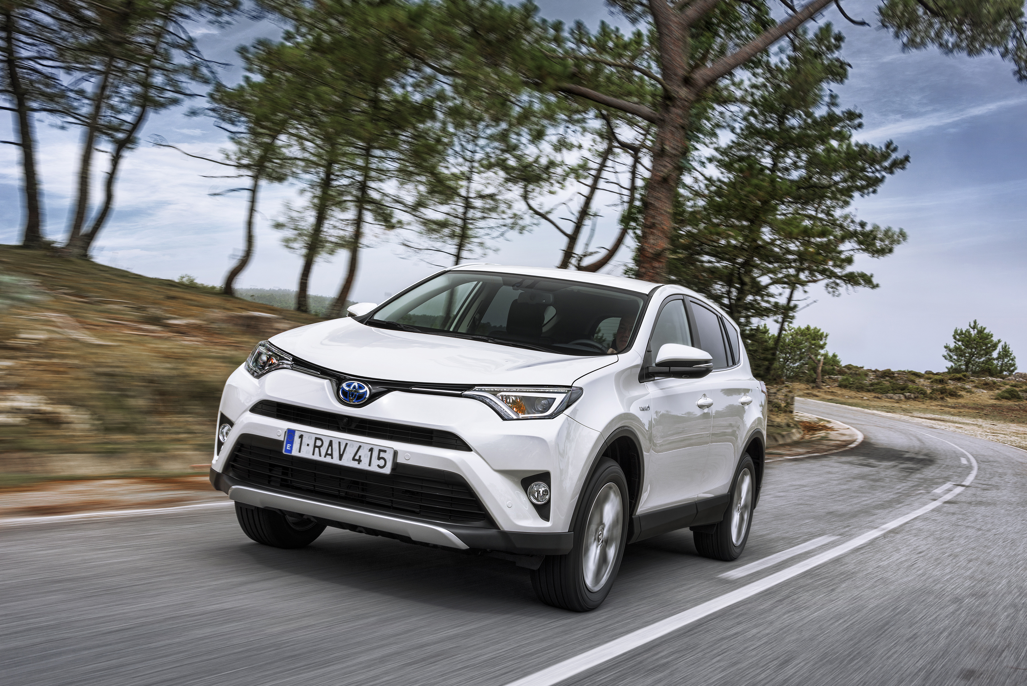Toyota introduceert de RAV4 Hybrid begin 2016. De autotest laat nog heel even op zich wachten maar we hebben al wel alle prijzen.