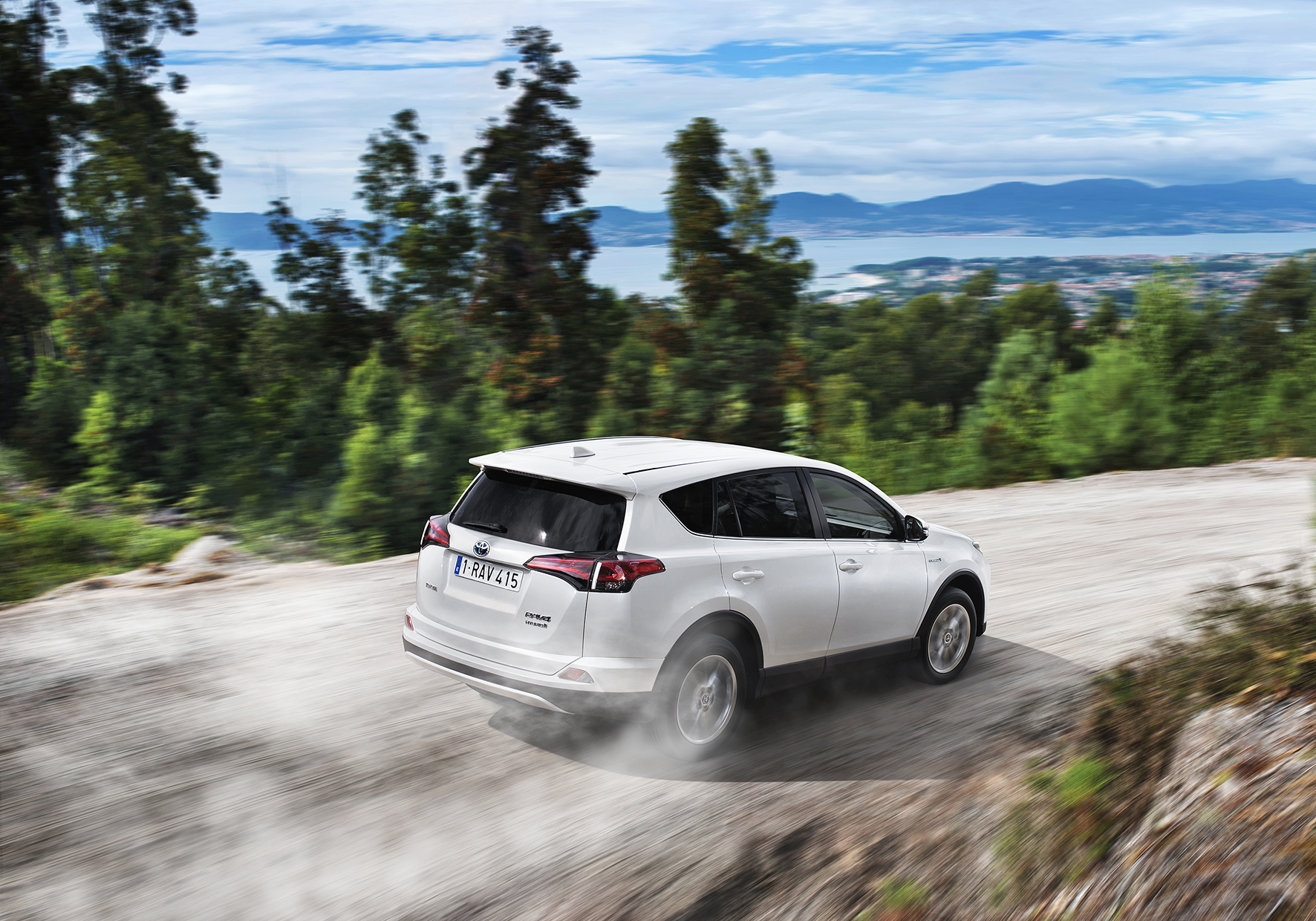 Toyota introduceert de RAV4 Hybrid begin 2016. De autotest laat nog heel even op zich wachten maar we hebben al wel alle prijzen.