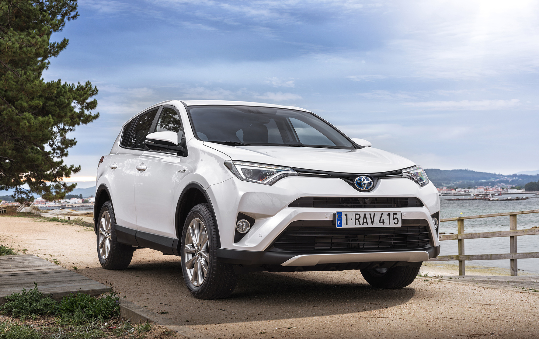 Toyota introduceert de RAV4 Hybrid begin 2016. De autotest laat nog heel even op zich wachten maar we hebben al wel alle prijzen.