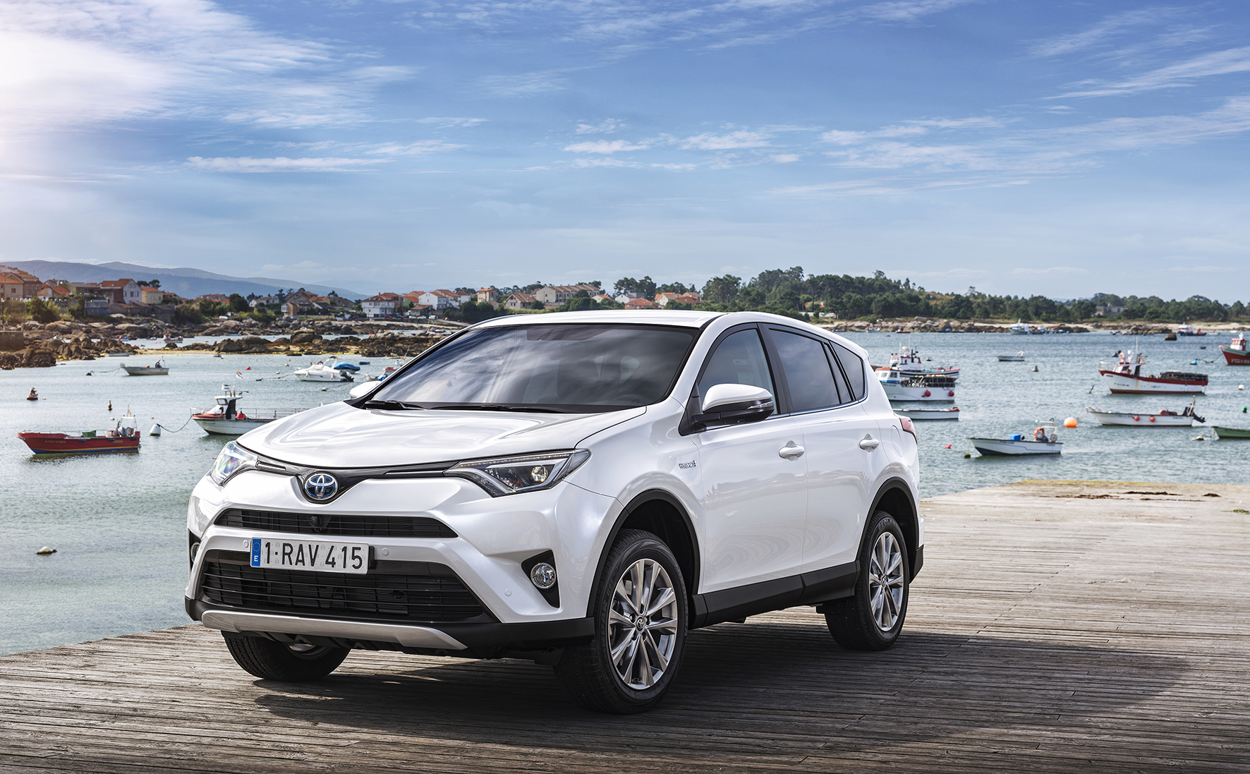 Toyota introduceert de RAV4 Hybrid begin 2016. De autotest laat nog heel even op zich wachten maar we hebben al wel alle prijzen.