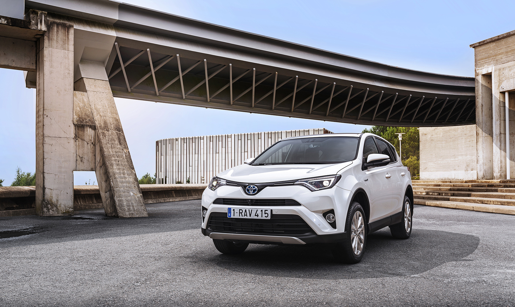 Toyota introduceert de RAV4 Hybrid begin 2016. De autotest laat nog heel even op zich wachten maar we hebben al wel alle prijzen.