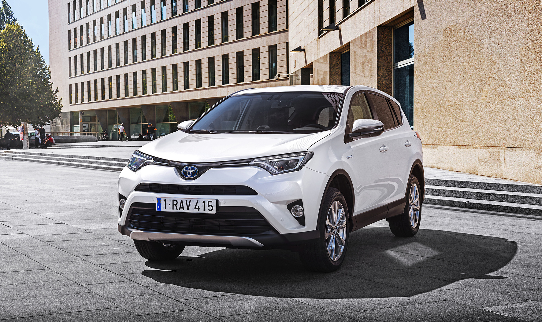 Toyota introduceert de RAV4 Hybrid begin 2016. De autotest laat nog heel even op zich wachten maar we hebben al wel alle prijzen.