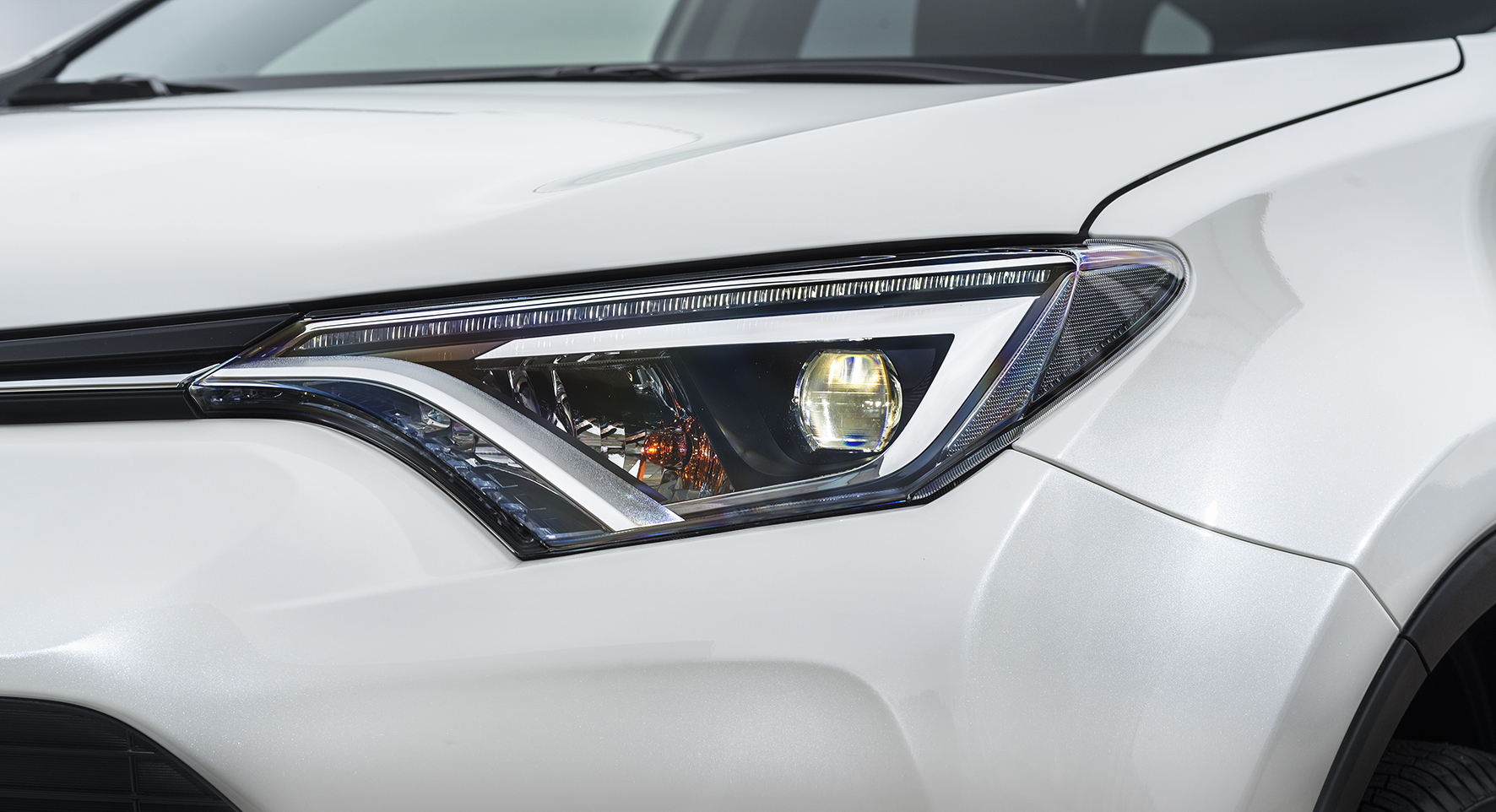 Toyota introduceert de RAV4 Hybrid begin 2016. De autotest laat nog heel even op zich wachten maar we hebben al wel alle prijzen.