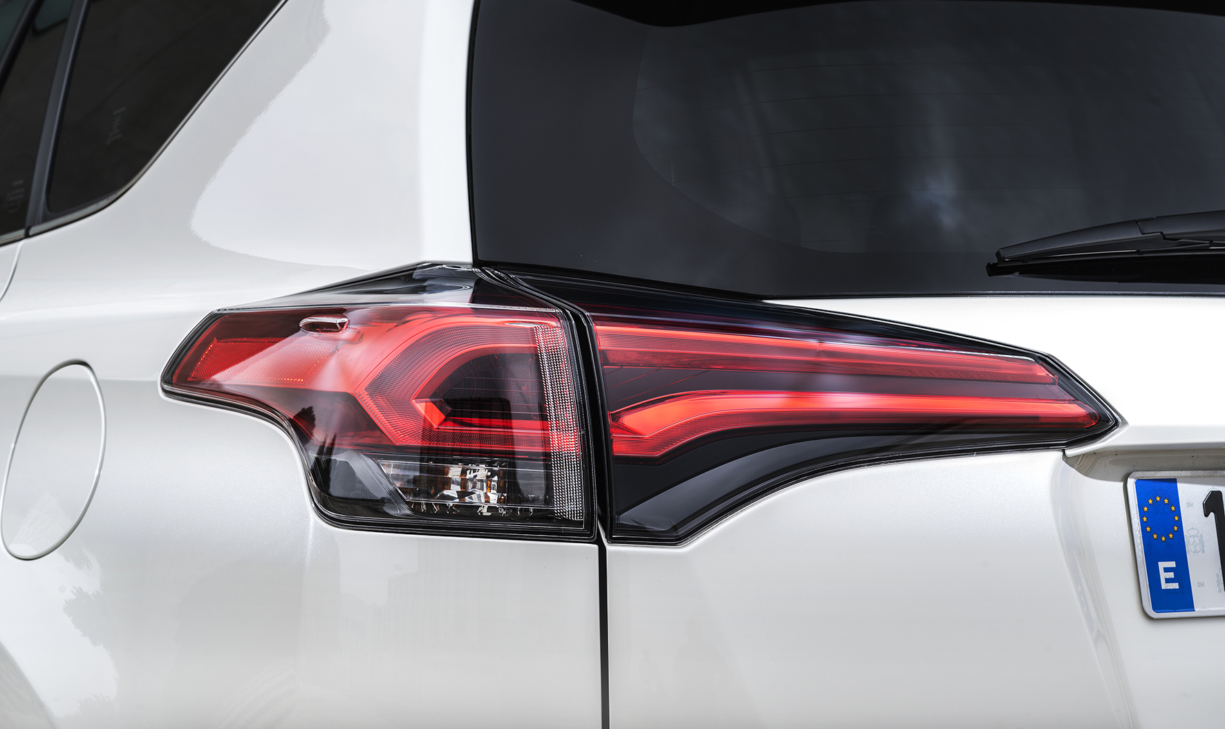 Toyota introduceert de RAV4 Hybrid begin 2016. De autotest laat nog heel even op zich wachten maar we hebben al wel alle prijzen.