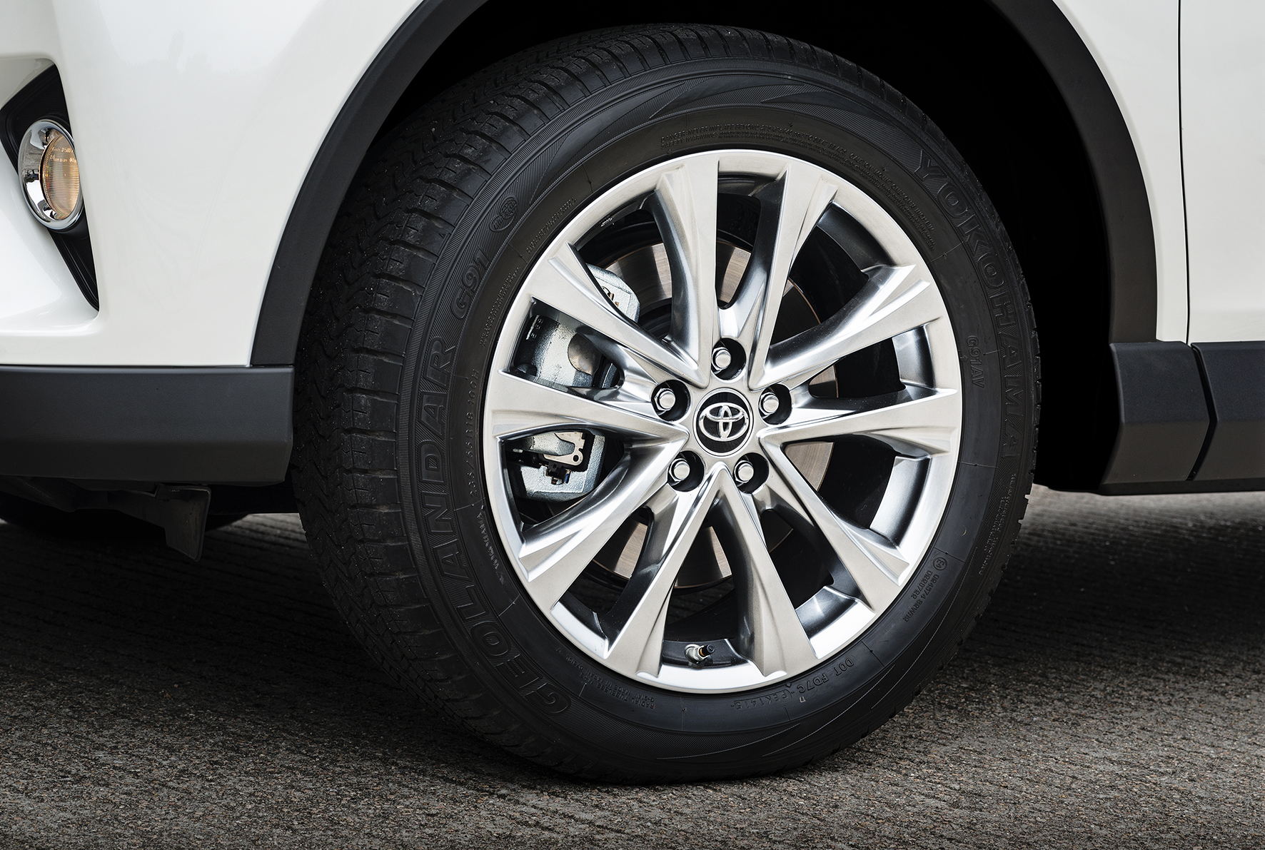 Toyota introduceert de RAV4 Hybrid begin 2016. De autotest laat nog heel even op zich wachten maar we hebben al wel alle prijzen.