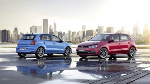 Volkswagen heeft de Polo in het nieuw gestoken. Behalve uiterlijke wijzigingen, zoals de mogelijkheid tot Full LED-koplampen, is ook het interieur en het motorenpalet onder handen genomen.