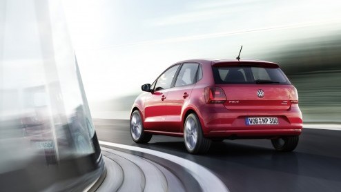 Volkswagen heeft de Polo in het nieuw gestoken. Behalve uiterlijke wijzigingen, zoals de mogelijkheid tot Full LED-koplampen, is ook het interieur en het motorenpalet onder handen genomen.