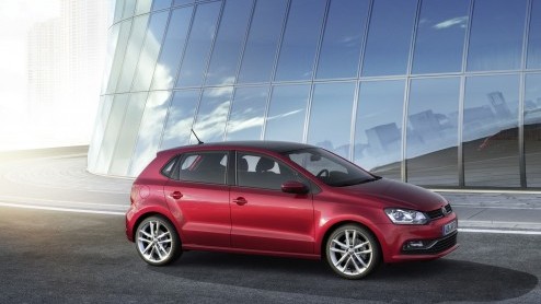 Volkswagen heeft de Polo in het nieuw gestoken. Behalve uiterlijke wijzigingen, zoals de mogelijkheid tot Full LED-koplampen, is ook het interieur en het motorenpalet onder handen genomen.