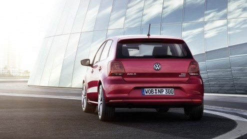 Volkswagen heeft de Polo in het nieuw gestoken. Behalve uiterlijke wijzigingen, zoals de mogelijkheid tot Full LED-koplampen, is ook het interieur en het motorenpalet onder handen genomen.