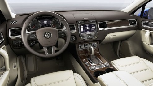 Volkswagen start medio oktober met de levering van de vernieuwde Touareg. De SUV komt in ons land alleen als Hybrid of met 3.0 TDI te koop. Prijzen beginnen bij 75.750 euro.