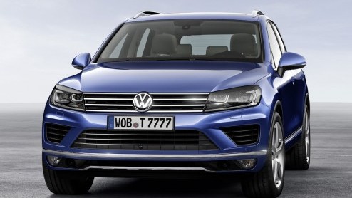 Volkswagen start medio oktober met de levering van de vernieuwde Touareg. De SUV komt in ons land alleen als Hybrid of met 3.0 TDI te koop. Prijzen beginnen bij 75.750 euro.