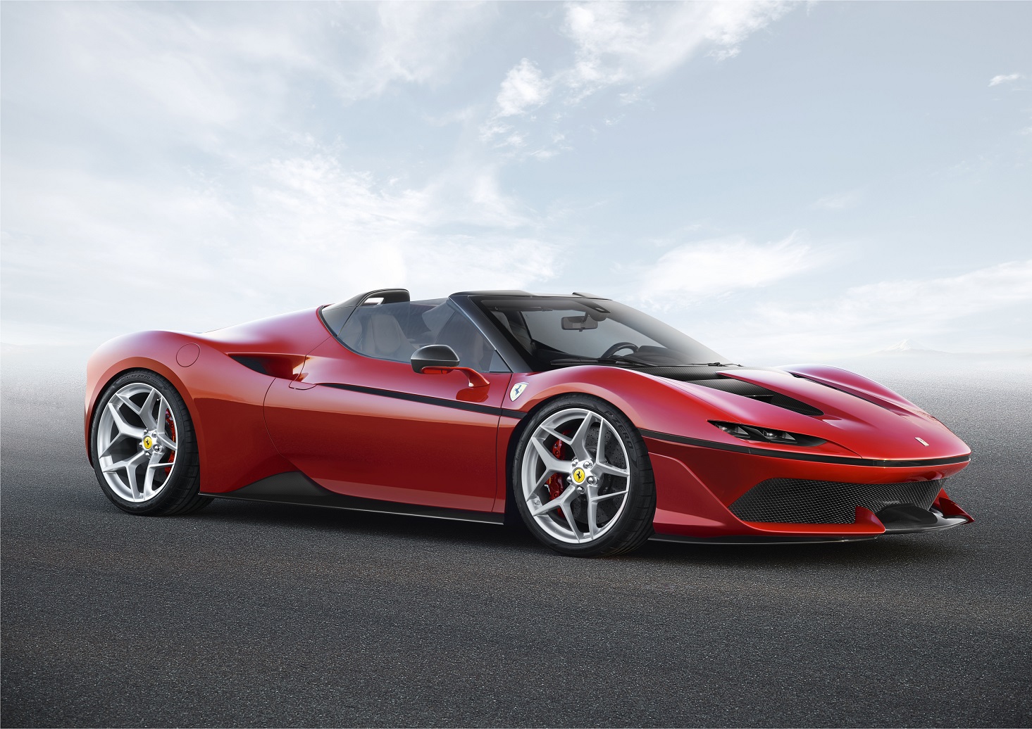En dan verschijnt er als verrassing een gloednieuwe Ferrari. In Japan heeft Ferrari de J50 onthuld. Met die auto viert het merk dat ze 50 jaar actief zijn in het land van de rijzende zon.