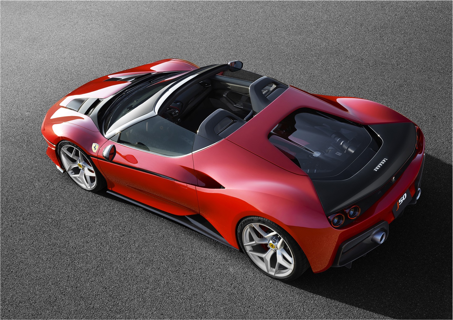 En dan verschijnt er als verrassing een gloednieuwe Ferrari. In Japan heeft Ferrari de J50 onthuld. Met die auto viert het merk dat ze 50 jaar actief zijn in het land van de rijzende zon.