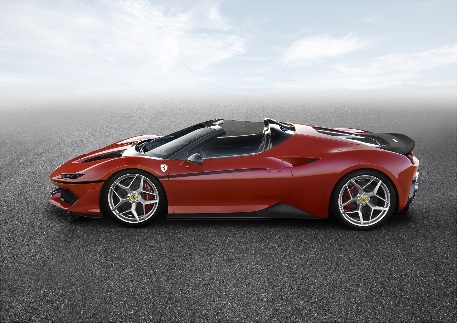 En dan verschijnt er als verrassing een gloednieuwe Ferrari. In Japan heeft Ferrari de J50 onthuld. Met die auto viert het merk dat ze 50 jaar actief zijn in het land van de rijzende zon.