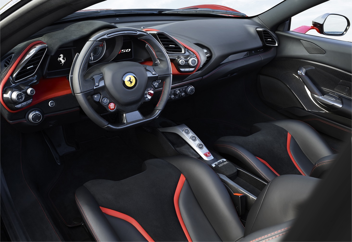En dan verschijnt er als verrassing een gloednieuwe Ferrari. In Japan heeft Ferrari de J50 onthuld. Met die auto viert het merk dat ze 50 jaar actief zijn in het land van de rijzende zon.