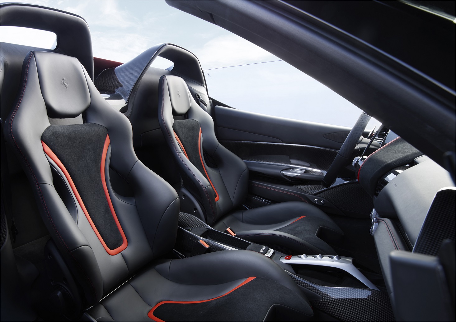 En dan verschijnt er als verrassing een gloednieuwe Ferrari. In Japan heeft Ferrari de J50 onthuld. Met die auto viert het merk dat ze 50 jaar actief zijn in het land van de rijzende zon.