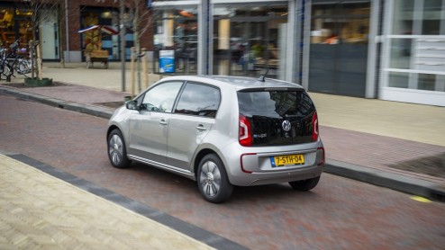 Aansprakelijkheid bij autonoom rijden. Wie is aansprakelijk bij een ongeluk? De bestuurder, de fabrikant of de zelfrijdende auto?