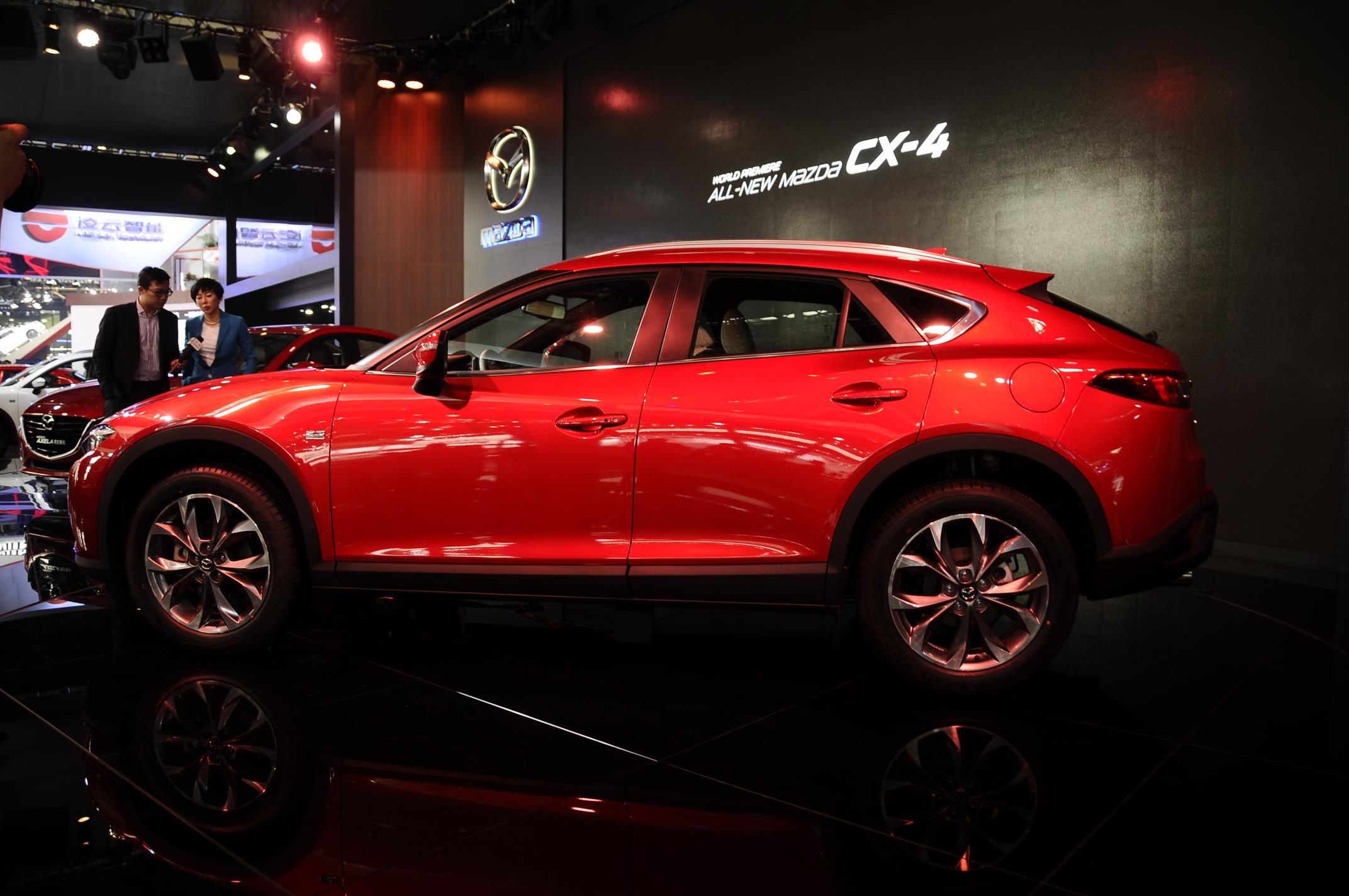 Mercedes, BMW, Audi en Mazda presenteren allemaal modellen die exclusief voor de markt in China zijn bedoeld. Zodoende blijven de A4L, E-Klasse Lang, BMW X1L en Mazda CX-4 bestemd voor de Chinezen.