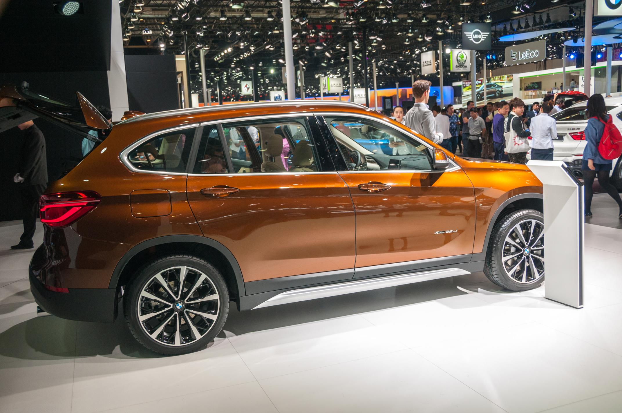 Mercedes, BMW, Audi en Mazda presenteren allemaal modellen die exclusief voor de markt in China zijn bedoeld. Zodoende blijven de A4L, E-Klasse Lang, BMW X1L en Mazda CX-4 bestemd voor de Chinezen.