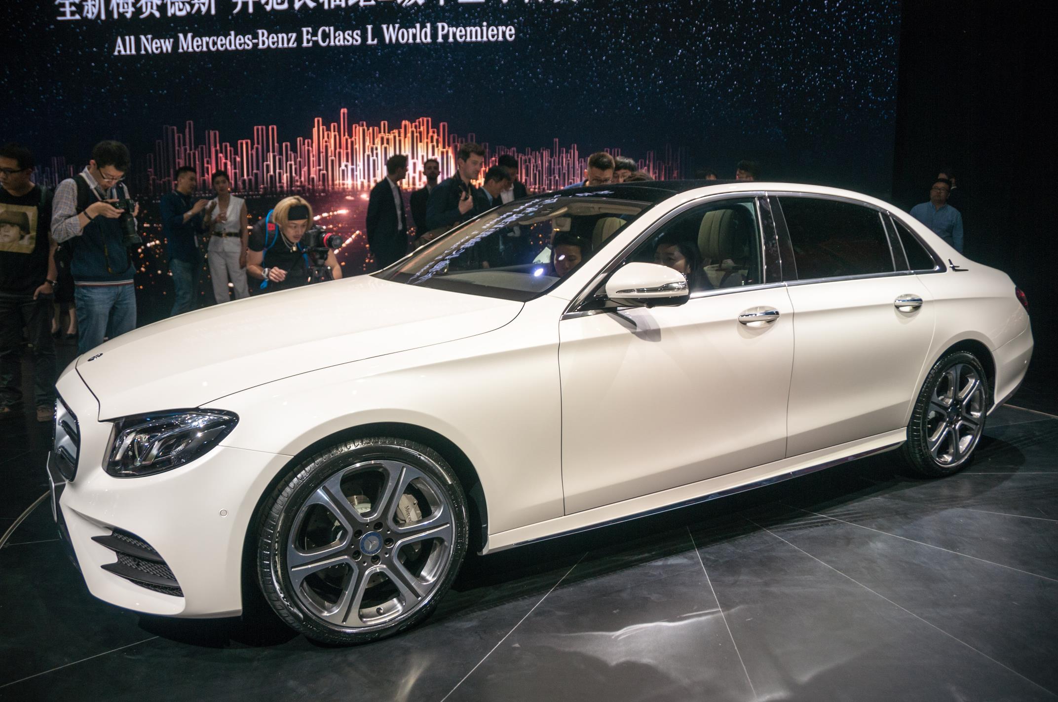 Mercedes, BMW, Audi en Mazda presenteren allemaal modellen die exclusief voor de markt in China zijn bedoeld. Zodoende blijven de A4L, E-Klasse Lang, BMW X1L en Mazda CX-4 bestemd voor de Chinezen.