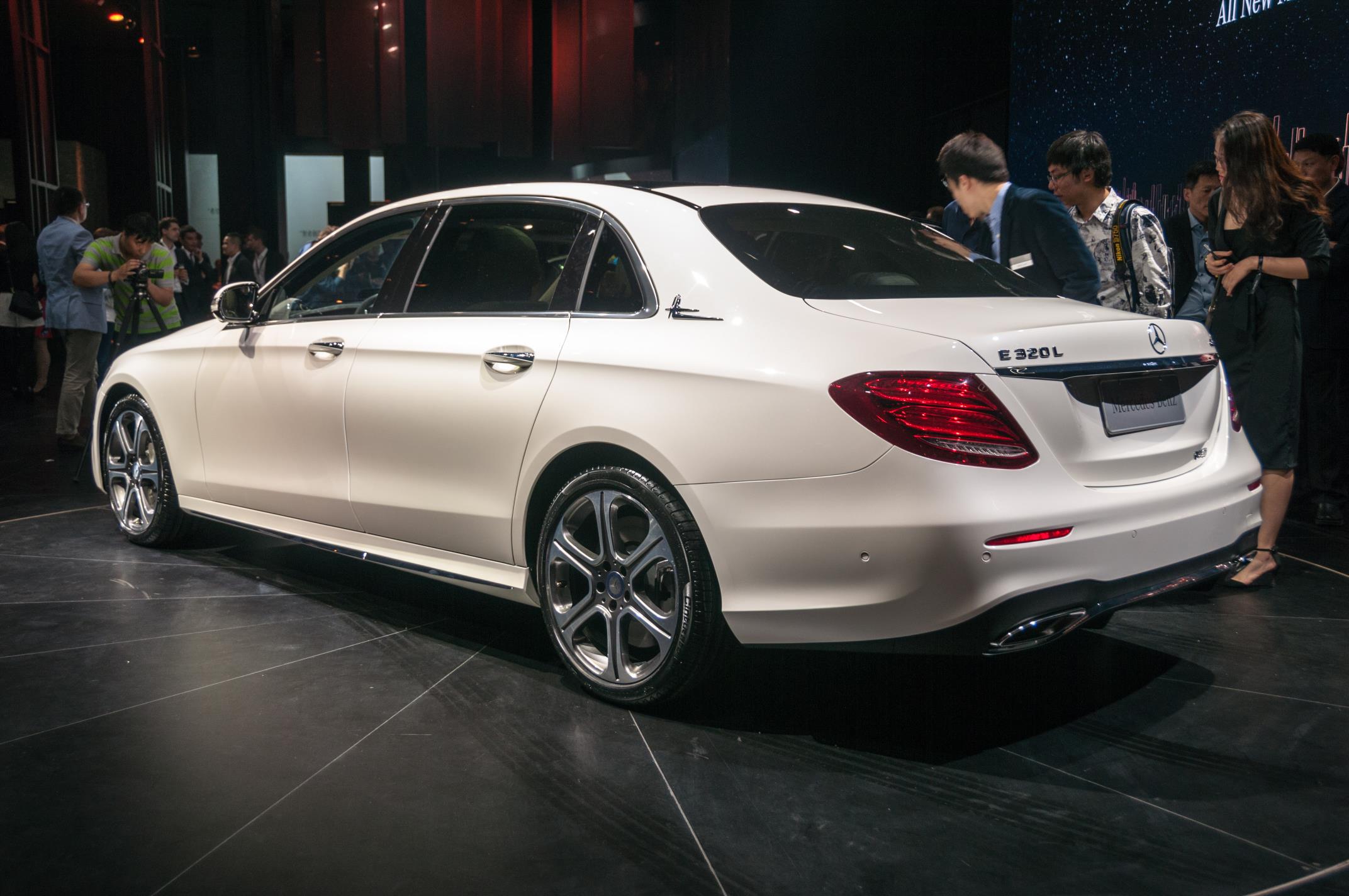 Mercedes, BMW, Audi en Mazda presenteren allemaal modellen die exclusief voor de markt in China zijn bedoeld. Zodoende blijven de A4L, E-Klasse Lang, BMW X1L en Mazda CX-4 bestemd voor de Chinezen.