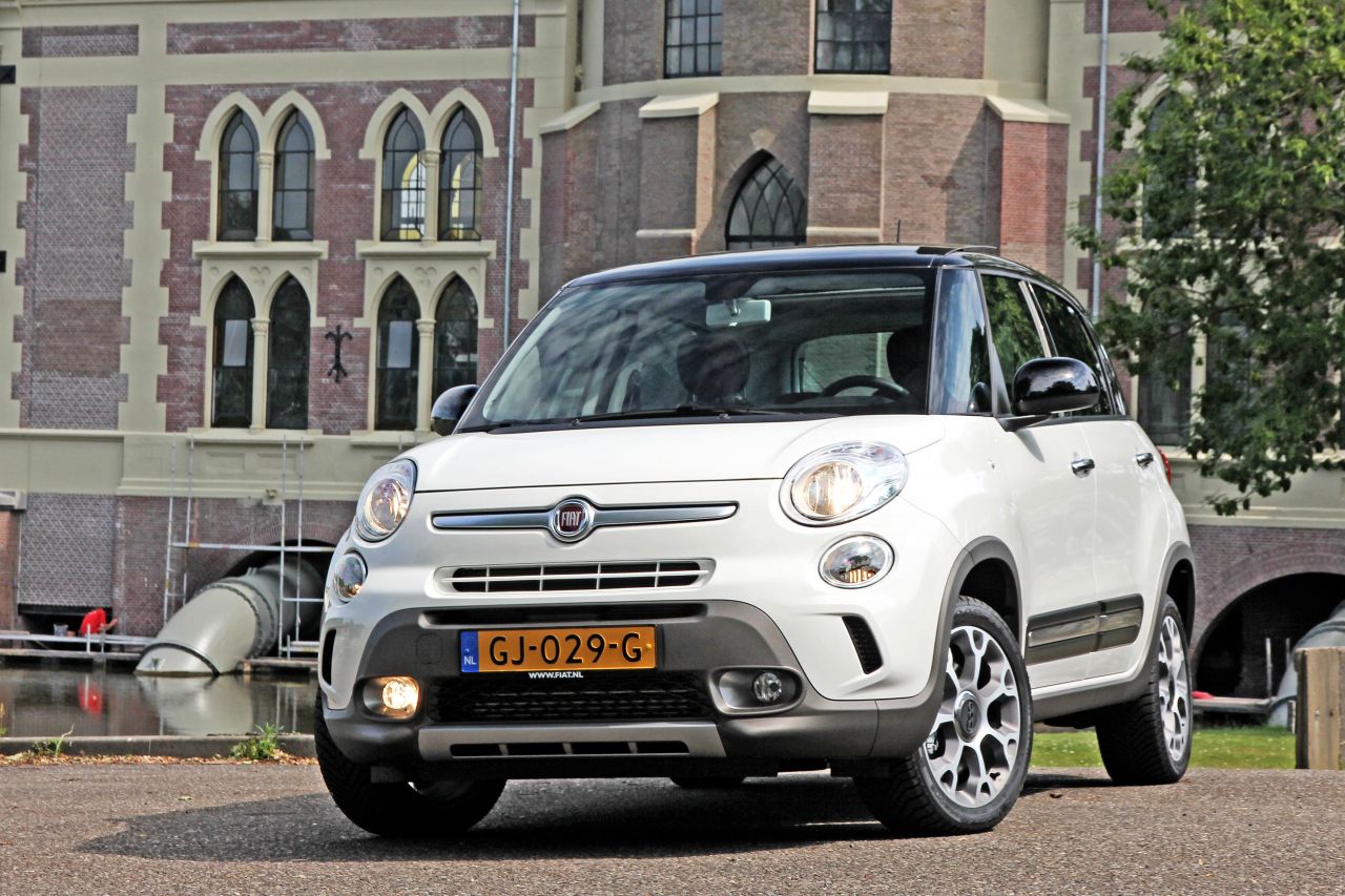 Autotest Fiat 500L en nieuwe Fiat 500. In een retour Amsterdam-Maastricht schatten we de 500L en 500 opnieuw op waarde.