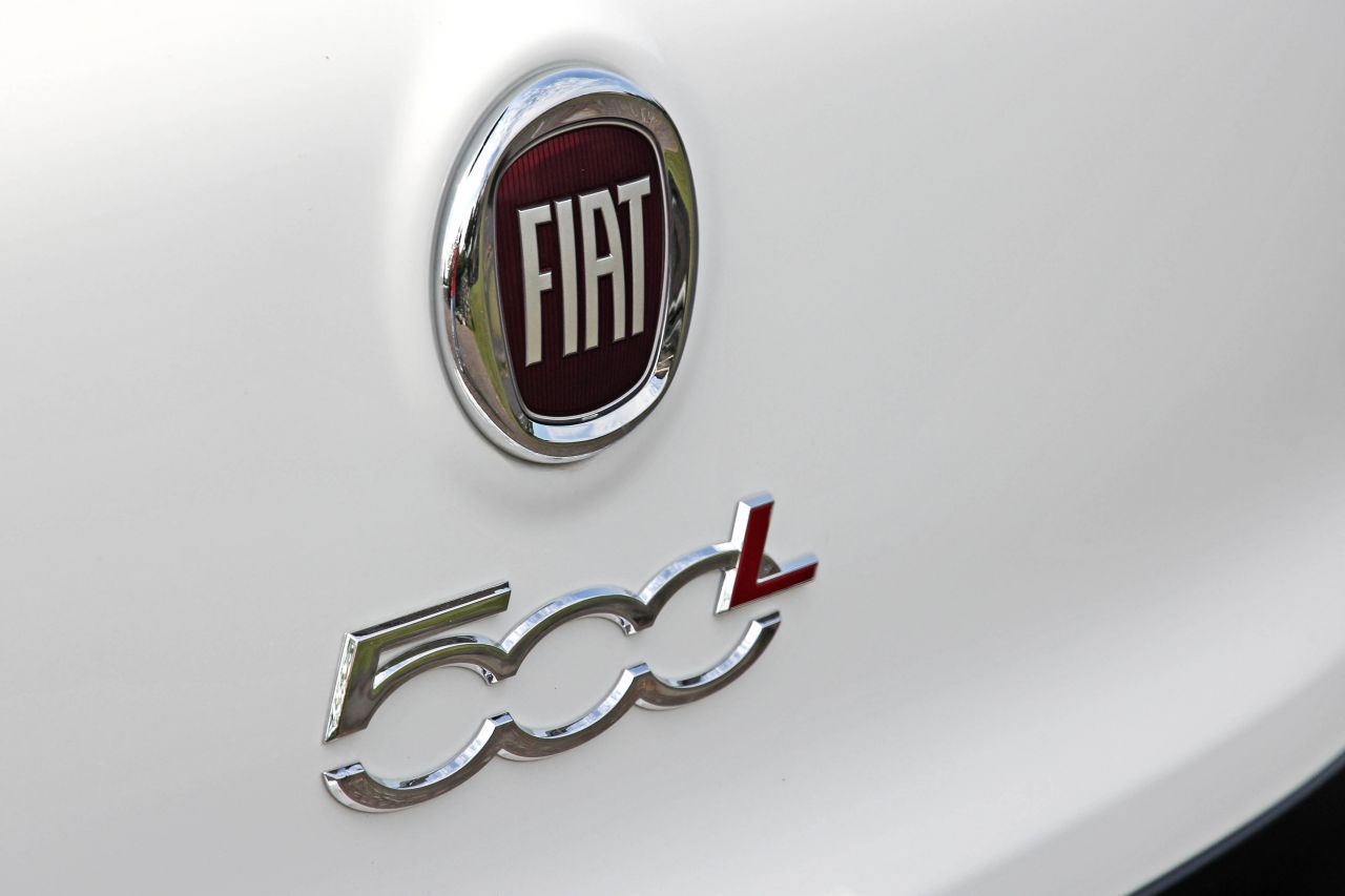 Autotest Fiat 500L en nieuwe Fiat 500. In een retour Amsterdam-Maastricht schatten we de 500L en 500 opnieuw op waarde.