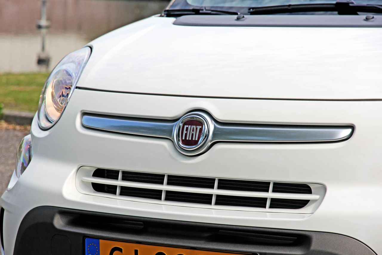 Autotest Fiat 500L en nieuwe Fiat 500. In een retour Amsterdam-Maastricht schatten we de 500L en 500 opnieuw op waarde.
