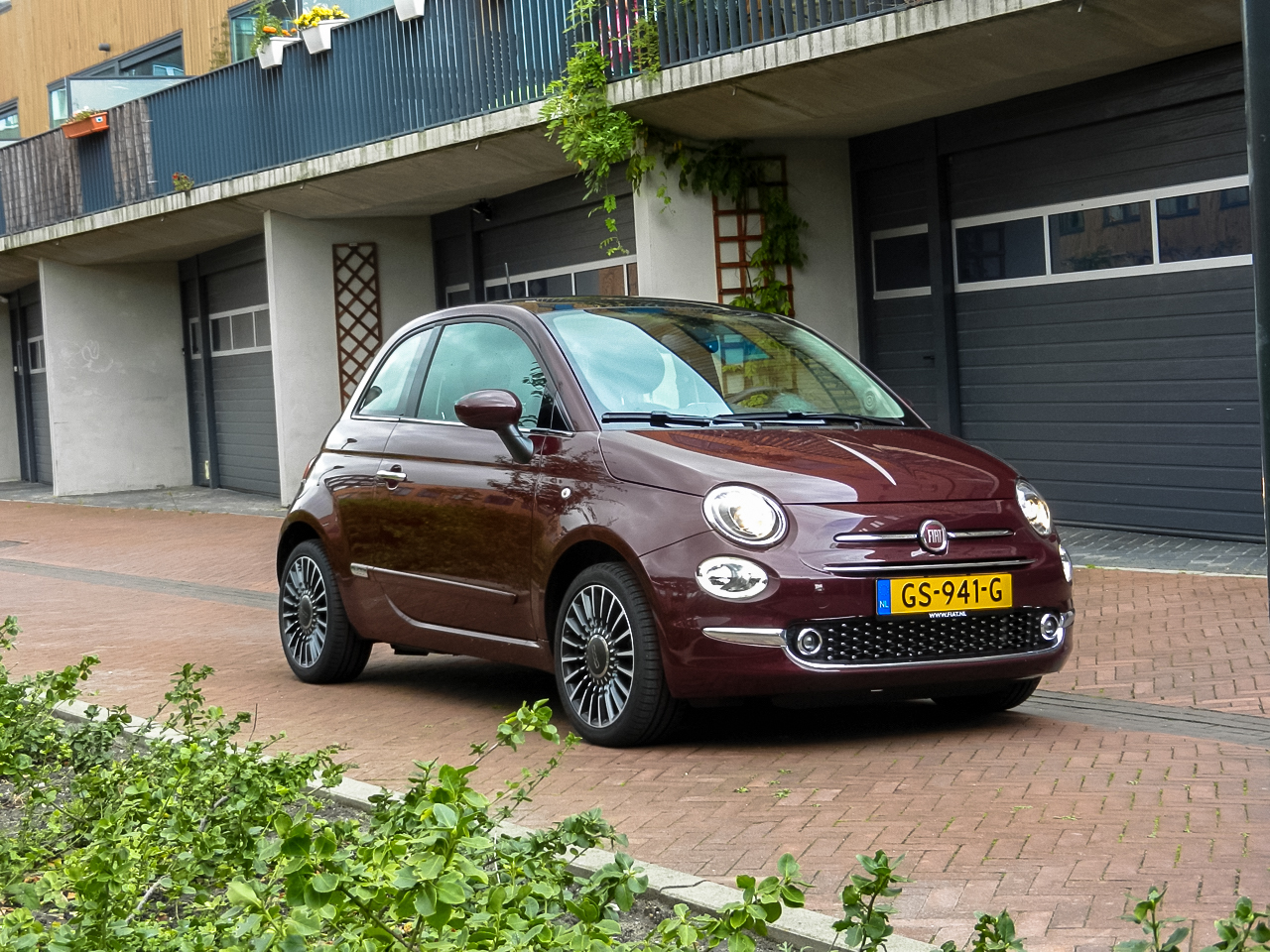 Autotest Fiat 500L en nieuwe Fiat 500. In een retour Amsterdam-Maastricht schatten we de 500L en 500 opnieuw op waarde.