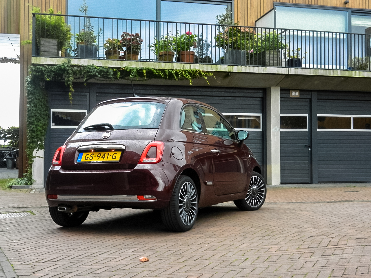 Autotest Fiat 500L en nieuwe Fiat 500. In een retour Amsterdam-Maastricht schatten we de 500L en 500 opnieuw op waarde.