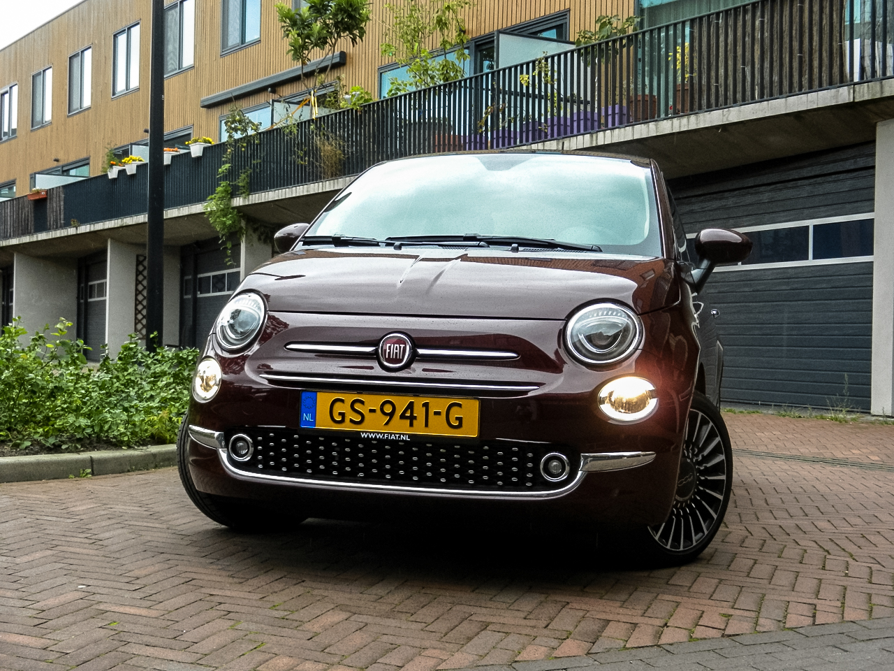 Autotest Fiat 500L en nieuwe Fiat 500. In een retour Amsterdam-Maastricht schatten we de 500L en 500 opnieuw op waarde.