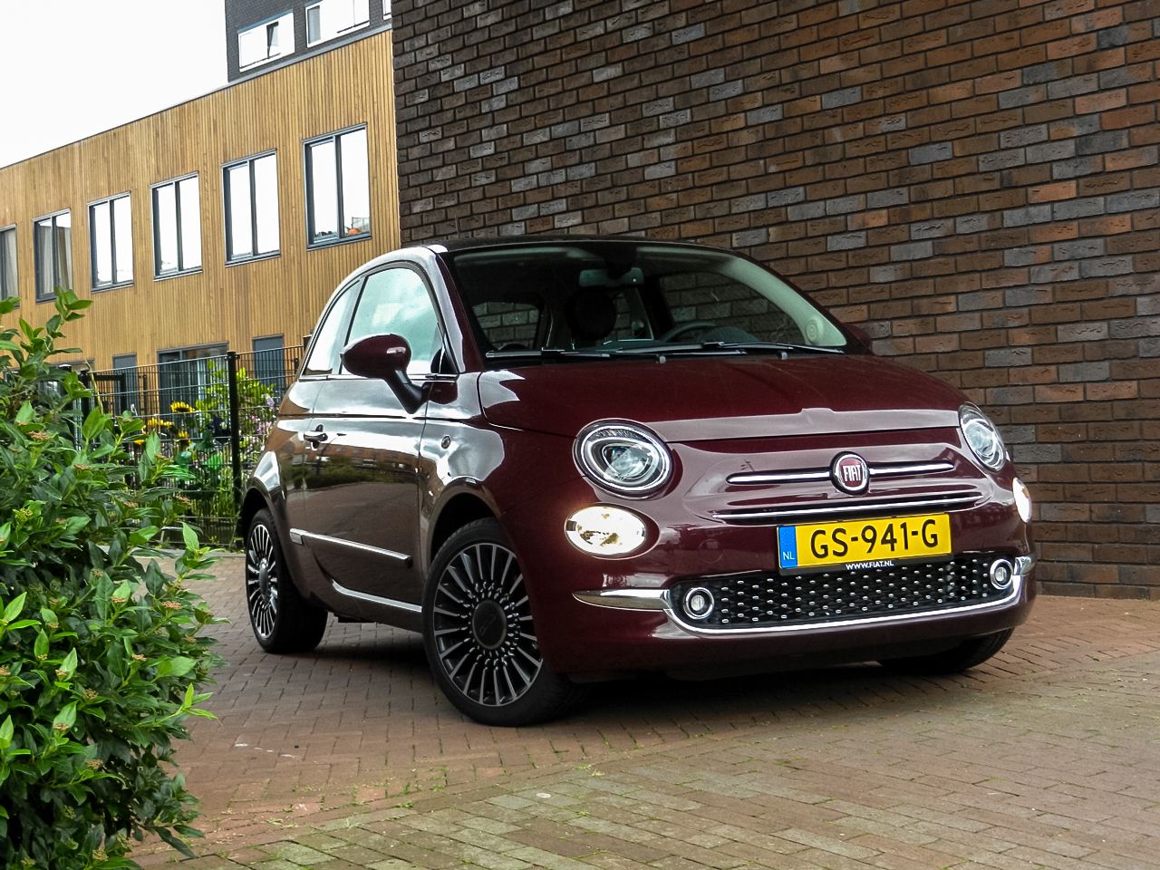 Autotest Fiat 500L en nieuwe Fiat 500. In een retour Amsterdam-Maastricht schatten we de 500L en 500 opnieuw op waarde.