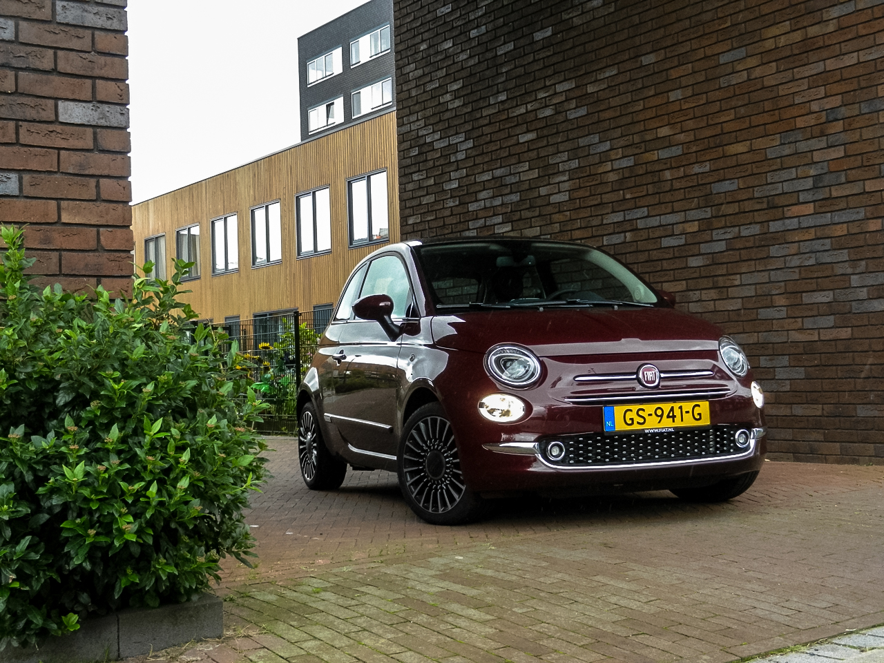 Autotest Fiat 500L en nieuwe Fiat 500. In een retour Amsterdam-Maastricht schatten we de 500L en 500 opnieuw op waarde.